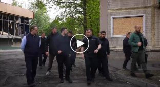 Зеленский посетил место удара РФ по дому в Киеве: Это напоминание миру, что РФ выбирает убийства