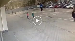 A girl on an electric scooter knocked down a child who passed out and went on