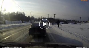 Пешеход перелетел через автомобиль в Челябинской области