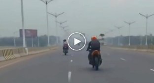 Motorcyclist gets acquainted with wobbling