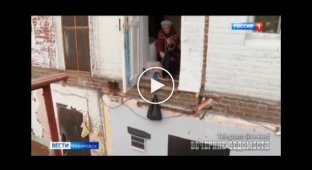 На россии две бабушки находятся в заточении из-за отсутствия лестницы в доме