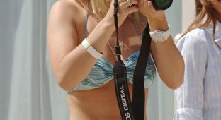 Elisha Cuthbert на пляже с фотоаппаратом (11 фото)