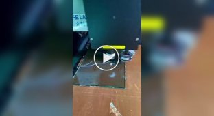 Ювелирная работа: станок с ЧПУ режет стекло