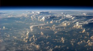 Фото из космоса: Многокилометровые тени облаков (6 фото)