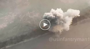 Как российский танк подорвал несколько мин, прежде чем экипаж сбежал, один член экипажа сгорел, Донецкая область