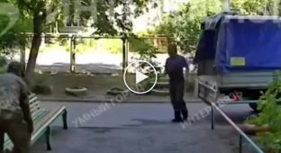 Банда бабушек отбила свою лавочку у грузчиков
