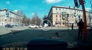 В Кемерове светофор упал на дорогу