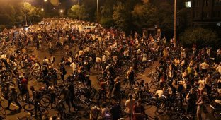 Ночь велосипедистов (23 фото)
