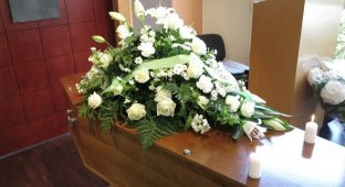 Man Frightens Mourners by Opening His Eyes at His Own Funeral (3 photos + 1 video)