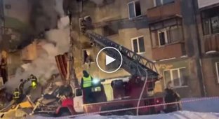Полдома нет!: в Новосибирске при взрыве газа обрушился подъезд пятиэтажки