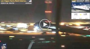 У самолета отвалилось колесо во время взлета