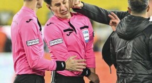 The president of the Turkish football club beat the referee during the match (2 photos + 2 videos)