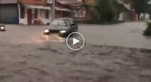 Проливной дождь затопил Саратов