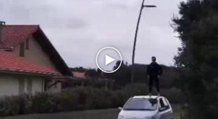 Extreme rider rode on the roof and miraculously didn’t wreck his car