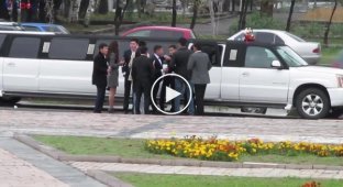 Гость на свадьбе избивает прохожего в центре Бишкека