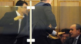  Вчерашняя драка депутатов в украинском парламенте (5 фото)