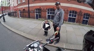 Мотоциклист осчастливил ребенка, позволив ему посидеть на своем байке  