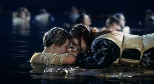 Двері з фільму "Титанік" продали за 718 тисяч доларів, а сокира з "Сяйво" - за 125 тисяч доларів (5 фото)