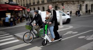 У Парижі з 1 вересня заборонять оренду електросамокатів (3 фото)