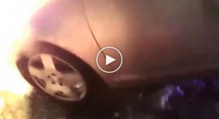 В США полицейский вытащил женщину из салона горящего авто