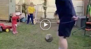 Пока ребенок занят собою, папа играет в футбол