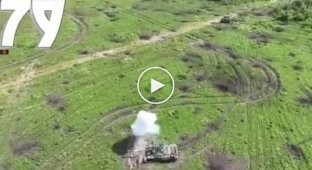 Ukrainian FPV kamikaze drone strikes a Russian T-62MV tank