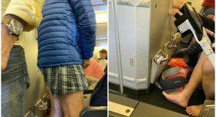 Пассажирку самолета возмутил мужчина, который путешествовал в одних трусах (5 фото)