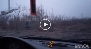 Трое оккупантов в российских новейших, экспериментальных плащах-невидимках идут по дороге