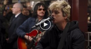 Rock band Green Day sang on the New York subway with TV presenter Jimmy Fallon