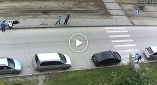 Водитель трамвая выкинул на улицу мужчину которому стало плохо