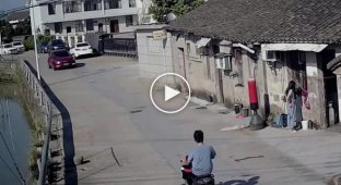 Зачарованный гонщик на скутере и красивая девушка