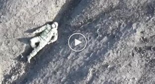 Украинский дрон сбрасывает ВОГ на российского военного на Авдеевском терриконе