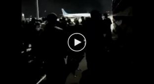 Протестувальники в аеропорту Махачкали закидали поліцію камінням у пошуках євреїв