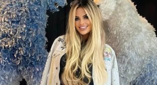 Занадто красива: модель поскаржилася, що подруги не пустили її на різдвяну вечерю (4 фото)