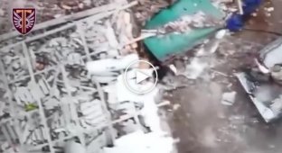 Нарезка применения украинскими десантниками дронов против российской пехоты и техники в Донецкой области