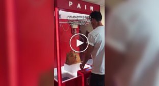 Ігровий автомат Хватайка з дорогою сумкою, яку неможливо виграти