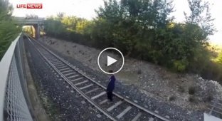 Подросток лег под несущийся поезд ради экстремального видео