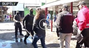 Ловля зараженной коронавирусом женщины на рынке в Чили