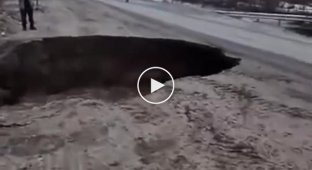 В Мурманской области потоком воды смыло участок автодороги