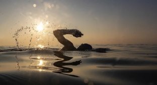 How long can a person stay afloat in the open sea? (3 photos)