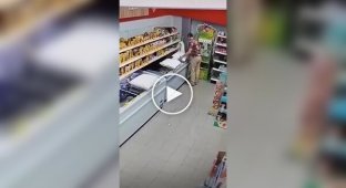 A man took an extremely responsible approach to choosing a pillow in a store