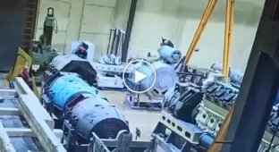 Момент падения многотонного оборудования на заводе в Коломне попал на видео