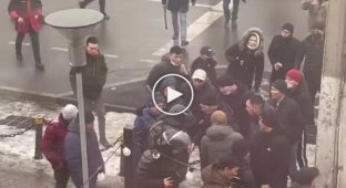 В Алматы протестующие отобрали автомат у силовика