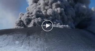 Not far from North-Kurilsk, Vulcan Ebeko threw a column of ash 2.5 kilometers