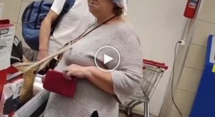 Grandmother with a bag on her head made a scandal in a Novosibirsk store
