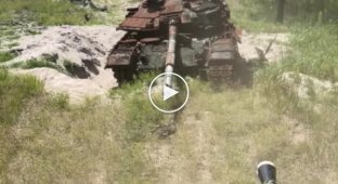 Экипаж поставленной Швецией украинской БМП CV9040C осматривает подбитый российский Т-90М где-то в Луганской области