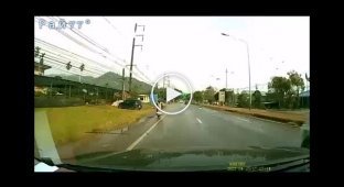 Uncontrolled pickup caught off guard a motorist in Thailand