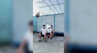 Психотропная игра: кто поймает шар с краской