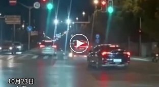 Загоряння електричного мінівена Li Mega в Шанхаї: водій та пасажир встигли залишити салон