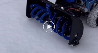 Класна снігоприбиральна машинка на пульті управління